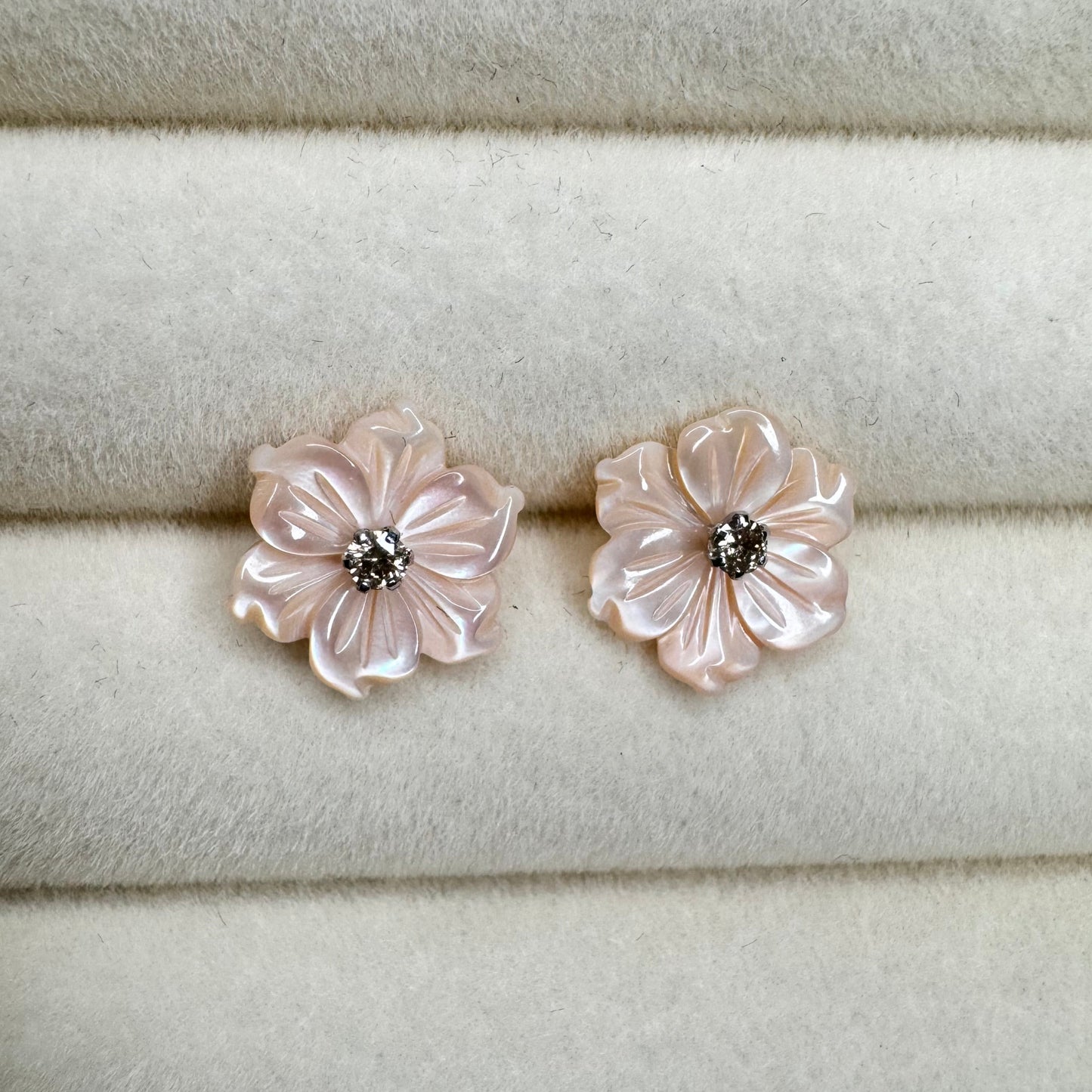 Jona Pearl Flower Earring